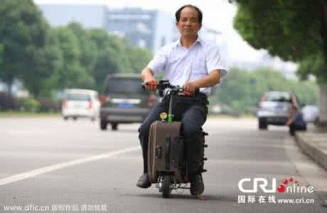 智能電動(dòng)旅行箱 可騎行的未來(lái)出行伴侶